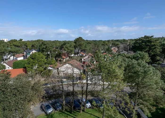 A 150m De La La Baule